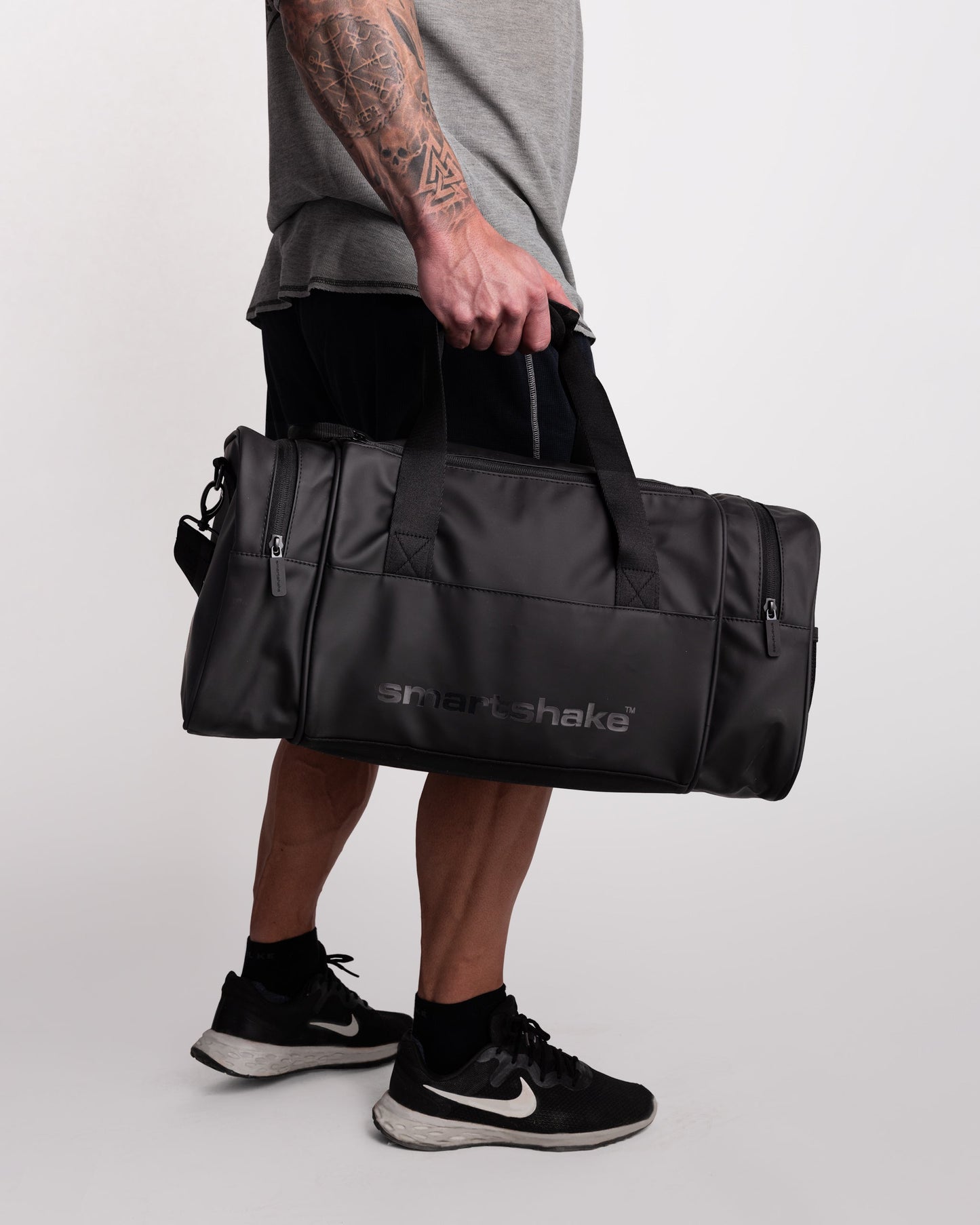 gym-bag-black-p2 Smartshake_GymBag_Black_lifestyle.jpg
