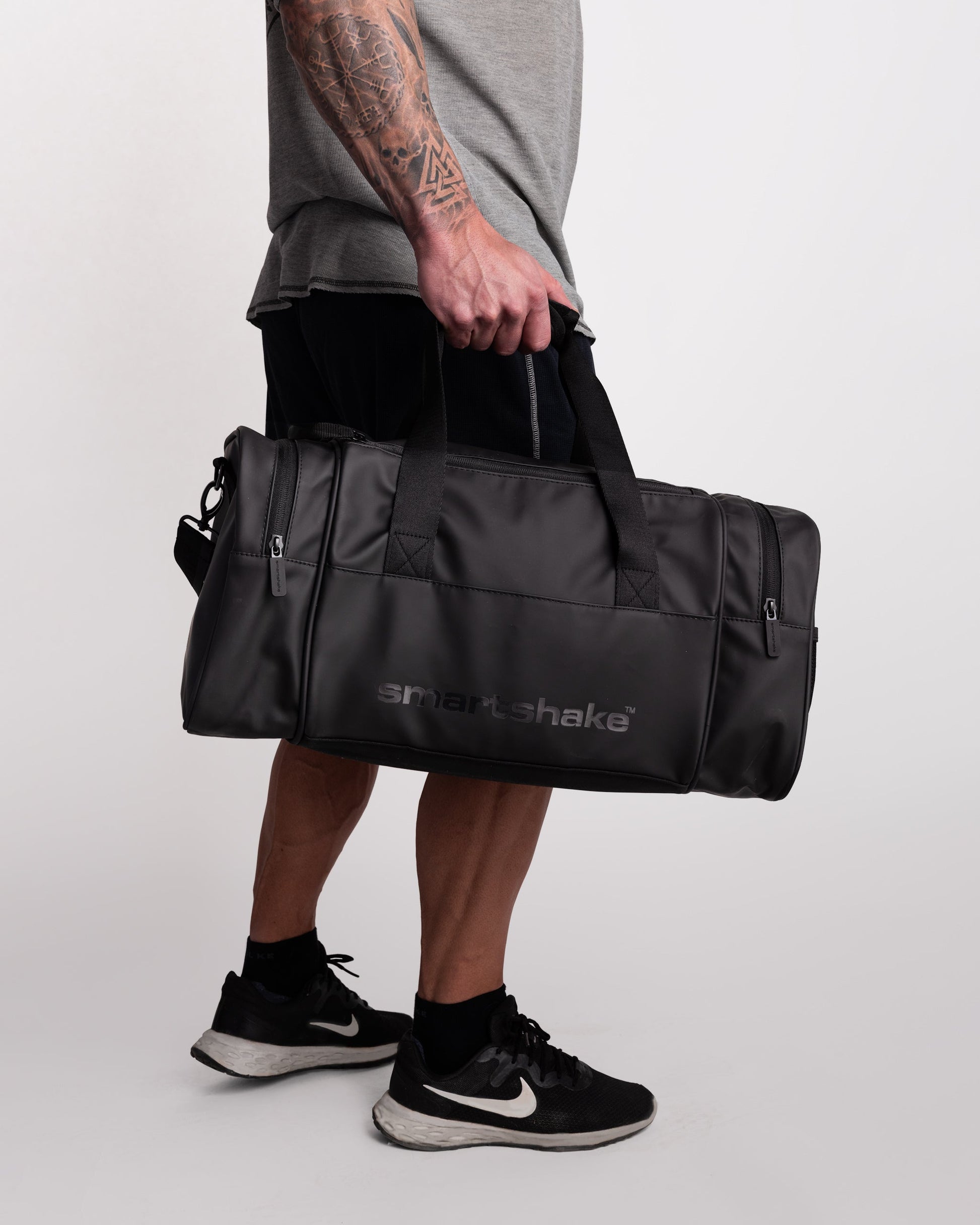 gym-bag-black-p2 Smartshake_GymBag_Black_lifestyle.jpg
