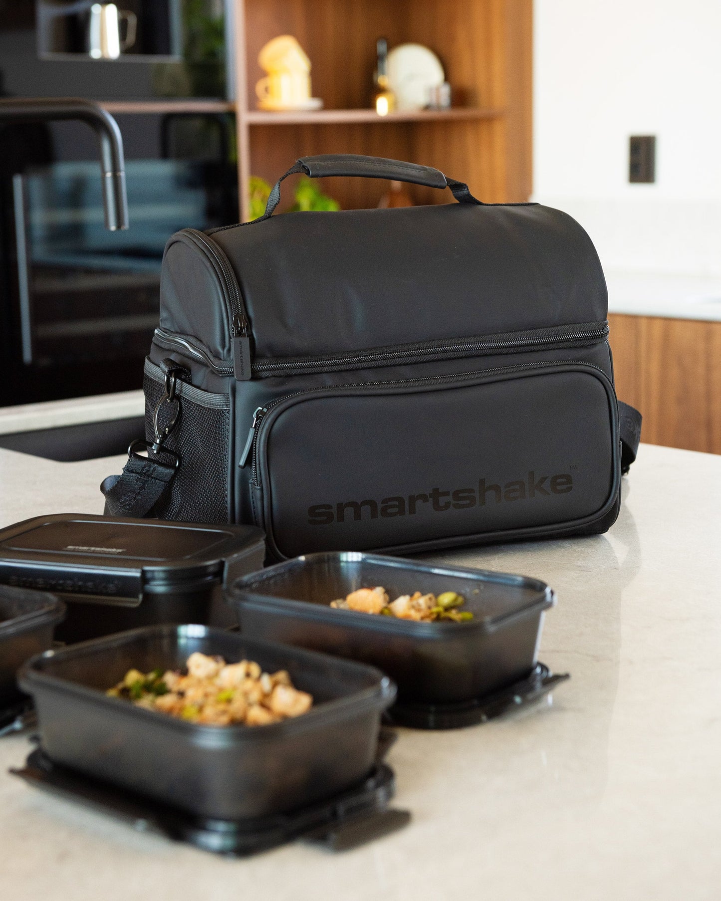 meal-prep-bag-black-with-4-food-containers-and-2-ice-packs-z5 Smartshake_Meal_Prep_Bag_Black_liefstyle.jpg