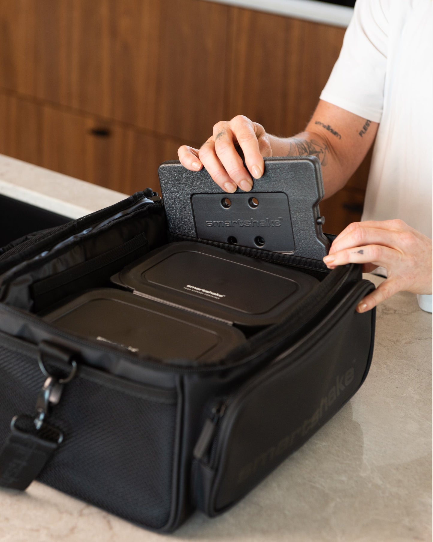meal-prep-bag-black-with-4-food-containers-and-2-ice-packs-z5 Smartshake_Meal_Prep_Bag_Black_liefstyle_2.jpg