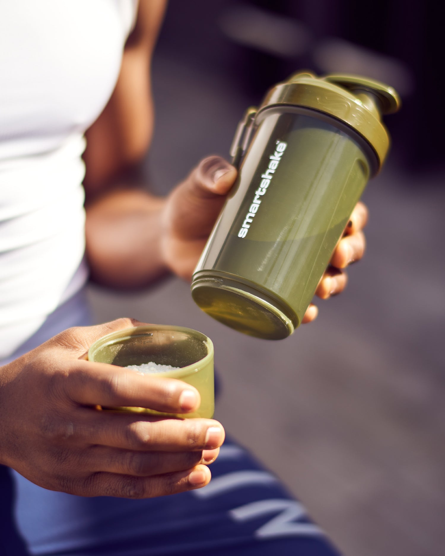 original2go-one-army-green-l7 Smartshake_O2Go_Army_green_lifestyle.jpg