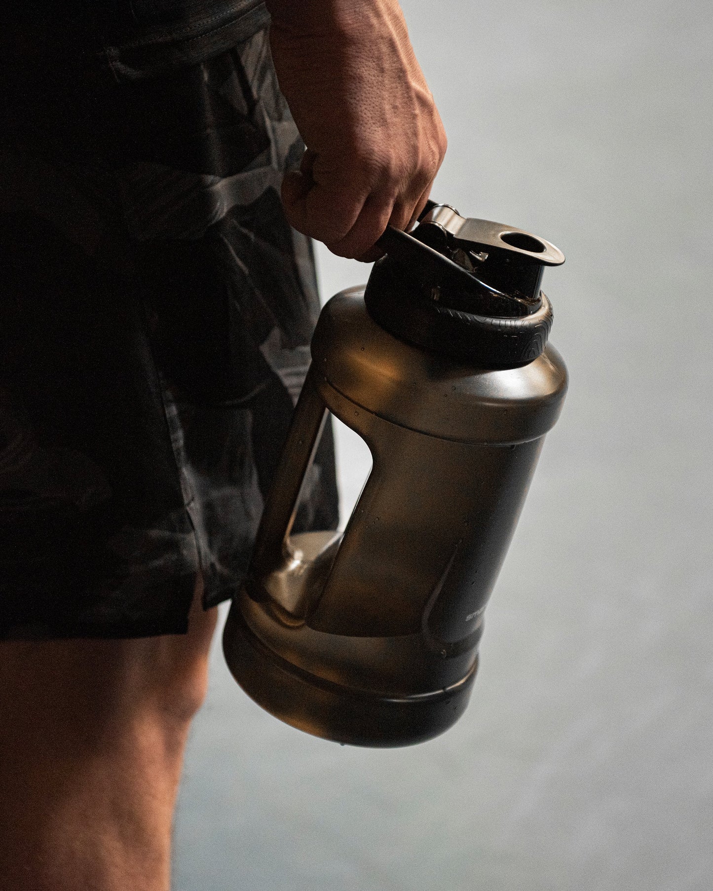 ultimate-jug-black-p2 Smartshake_Ultimate_Jug_black_lifestyle.jpg
